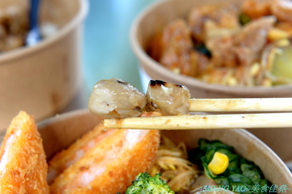 [台中龍井]豆子燒肉便當事務所 – 豆子洋食商行的新品牌手作便當專賣店,便當菜色豐富,主菜都蠻不錯吃,份量有飽足感,白色貨櫃屋外觀加小草皮很適合拍照打卡。