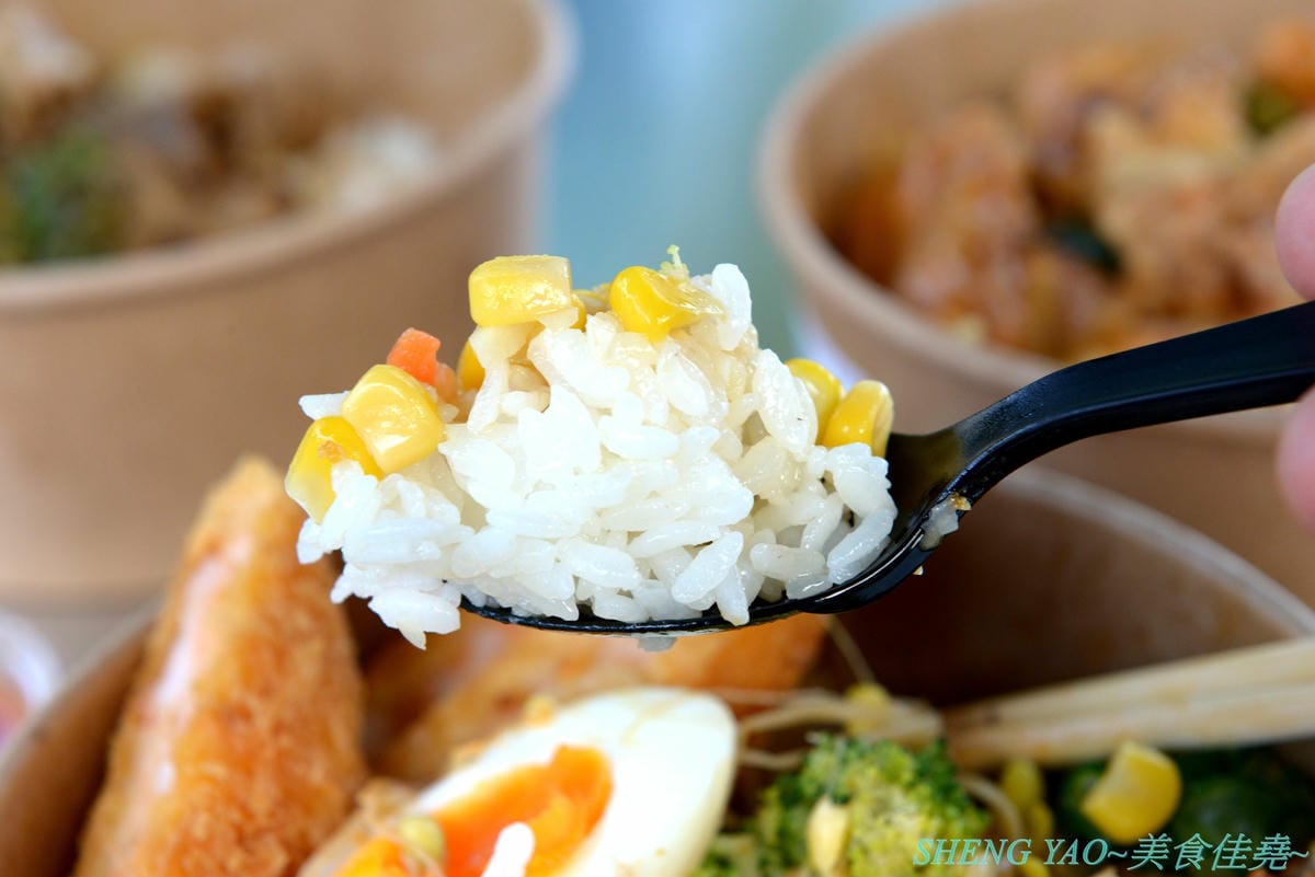 [台中龍井]豆子燒肉便當事務所 – 豆子洋食商行的新品牌手作便當專賣店,便當菜色豐富,主菜都蠻不錯吃,份量有飽足感,白色貨櫃屋外觀加小草皮很適合拍照打卡。