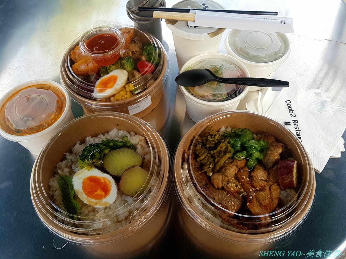 [台中龍井]豆子燒肉便當事務所 – 豆子洋食商行的新品牌手作便當專賣店,便當菜色豐富,主菜都蠻不錯吃,份量有飽足感,白色貨櫃屋外觀加小草皮很適合拍照打卡。
