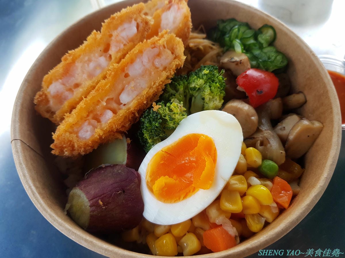[台中龍井]豆子燒肉便當事務所 – 豆子洋食商行的新品牌手作便當專賣店,便當菜色豐富,主菜都蠻不錯吃,份量有飽足感,白色貨櫃屋外觀加小草皮很適合拍照打卡。