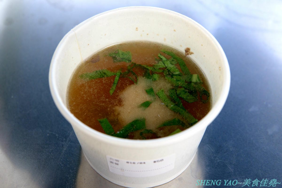 [台中龍井]豆子燒肉便當事務所 – 豆子洋食商行的新品牌手作便當專賣店,便當菜色豐富,主菜都蠻不錯吃,份量有飽足感,白色貨櫃屋外觀加小草皮很適合拍照打卡。