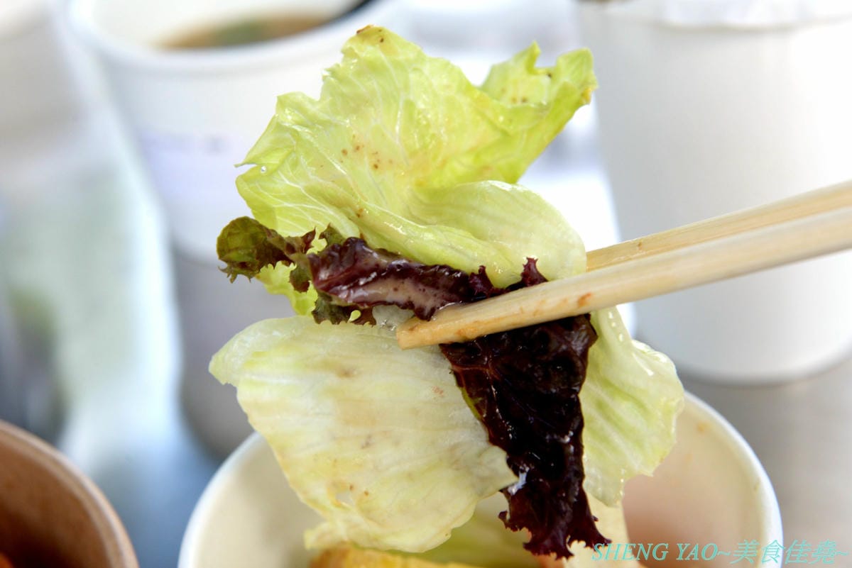 [台中龍井]豆子燒肉便當事務所 – 豆子洋食商行的新品牌手作便當專賣店,便當菜色豐富,主菜都蠻不錯吃,份量有飽足感,白色貨櫃屋外觀加小草皮很適合拍照打卡。