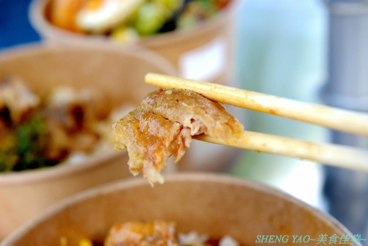 [台中龍井]豆子燒肉便當事務所 – 豆子洋食商行的新品牌手作便當專賣店,便當菜色豐富,主菜都蠻不錯吃,份量有飽足感,白色貨櫃屋外觀加小草皮很適合拍照打卡。