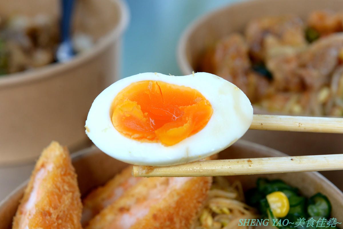 [台中龍井]豆子燒肉便當事務所 – 豆子洋食商行的新品牌手作便當專賣店,便當菜色豐富,主菜都蠻不錯吃,份量有飽足感,白色貨櫃屋外觀加小草皮很適合拍照打卡。