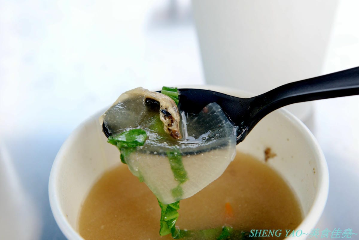 [台中龍井]豆子燒肉便當事務所 – 豆子洋食商行的新品牌手作便當專賣店,便當菜色豐富,主菜都蠻不錯吃,份量有飽足感,白色貨櫃屋外觀加小草皮很適合拍照打卡。
