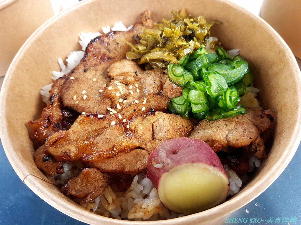 [台中龍井]豆子燒肉便當事務所 – 豆子洋食商行的新品牌手作便當專賣店,便當菜色豐富,主菜都蠻不錯吃,份量有飽足感,白色貨櫃屋外觀加小草皮很適合拍照打卡。