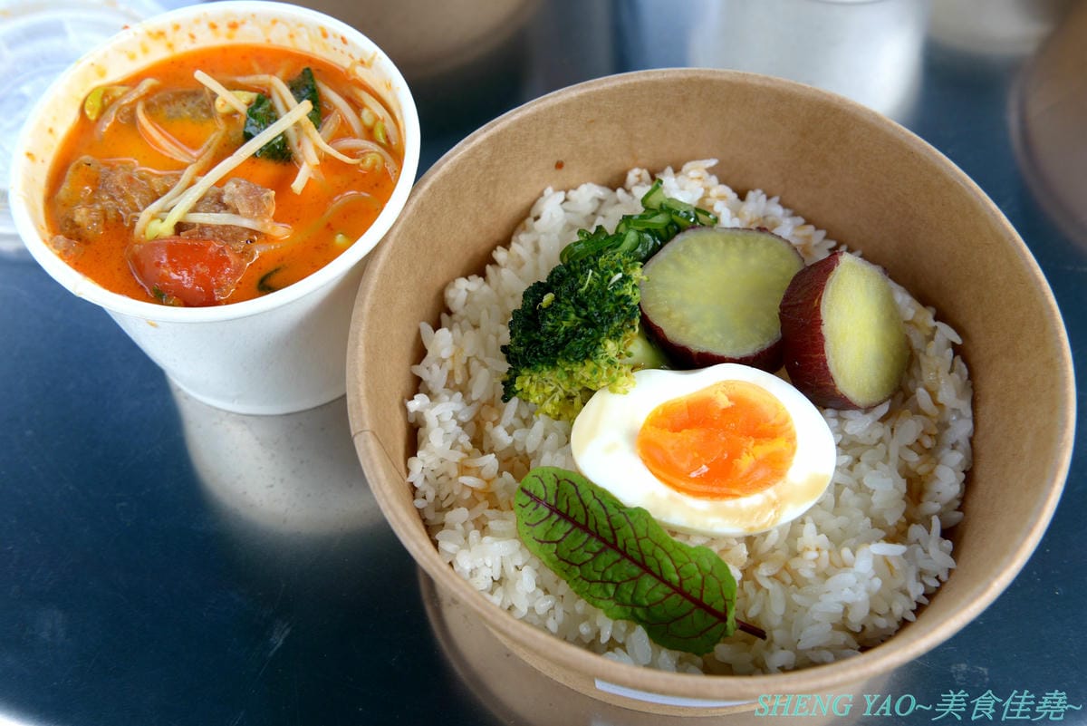 [台中龍井]豆子燒肉便當事務所 – 豆子洋食商行的新品牌手作便當專賣店,便當菜色豐富,主菜都蠻不錯吃,份量有飽足感,白色貨櫃屋外觀加小草皮很適合拍照打卡。
