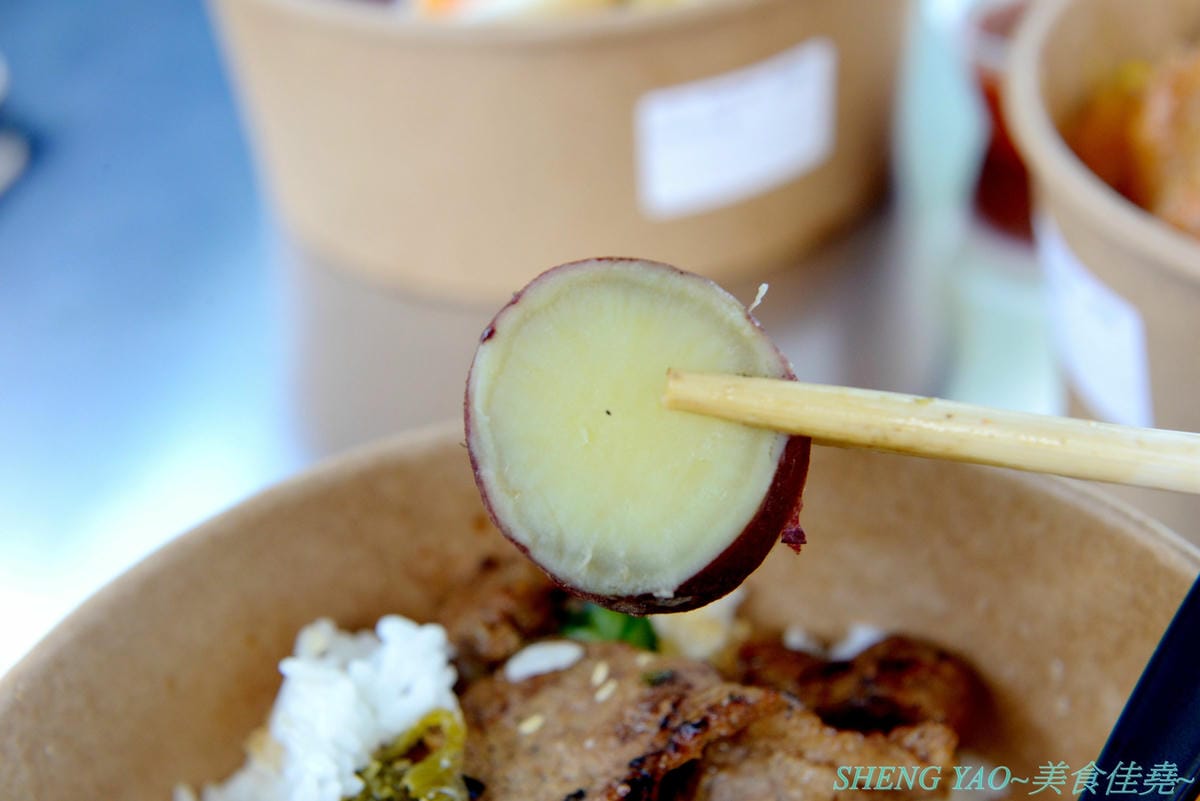 [台中龍井]豆子燒肉便當事務所 – 豆子洋食商行的新品牌手作便當專賣店,便當菜色豐富,主菜都蠻不錯吃,份量有飽足感,白色貨櫃屋外觀加小草皮很適合拍照打卡。