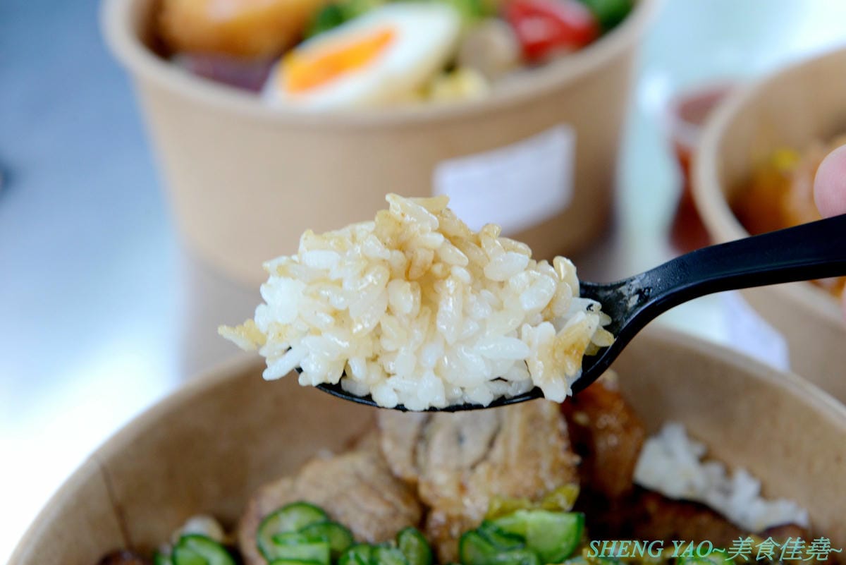 [台中龍井]豆子燒肉便當事務所 – 豆子洋食商行的新品牌手作便當專賣店,便當菜色豐富,主菜都蠻不錯吃,份量有飽足感,白色貨櫃屋外觀加小草皮很適合拍照打卡。