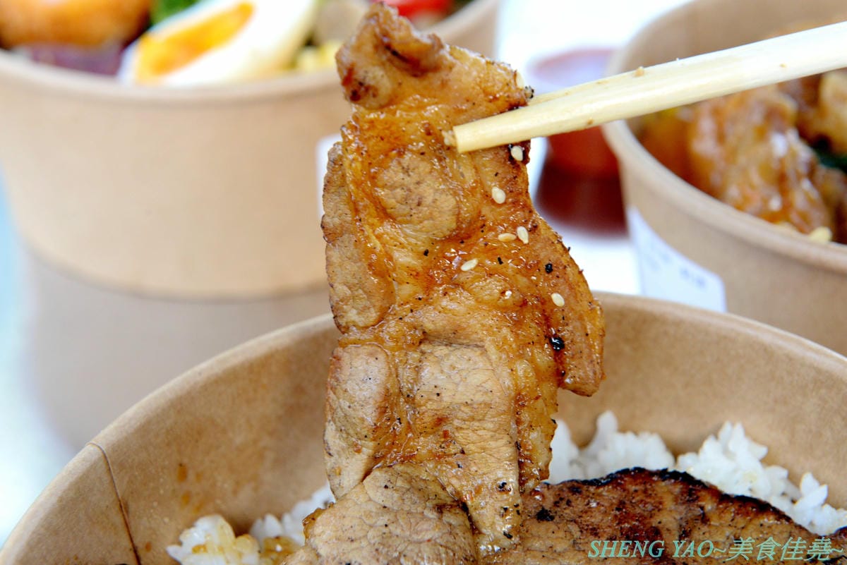 [台中龍井]豆子燒肉便當事務所 – 豆子洋食商行的新品牌手作便當專賣店,便當菜色豐富,主菜都蠻不錯吃,份量有飽足感,白色貨櫃屋外觀加小草皮很適合拍照打卡。