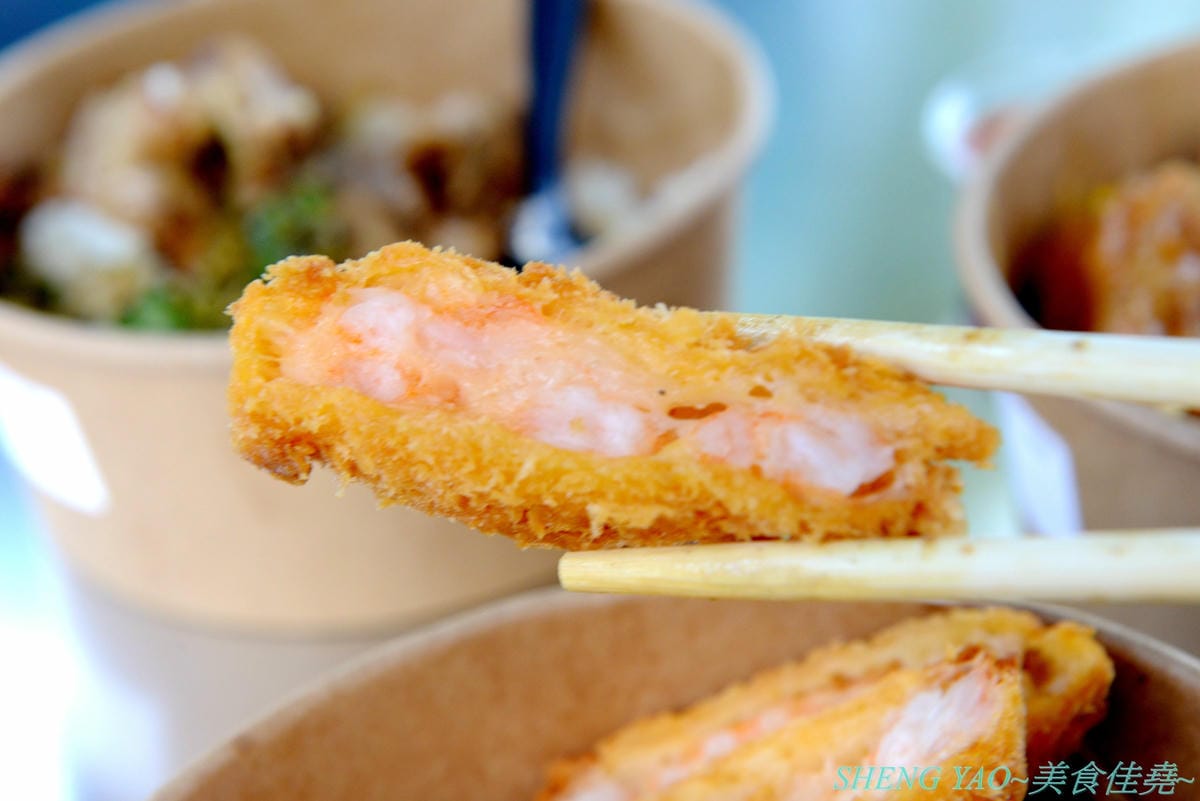[台中龍井]豆子燒肉便當事務所 – 豆子洋食商行的新品牌手作便當專賣店,便當菜色豐富,主菜都蠻不錯吃,份量有飽足感,白色貨櫃屋外觀加小草皮很適合拍照打卡。