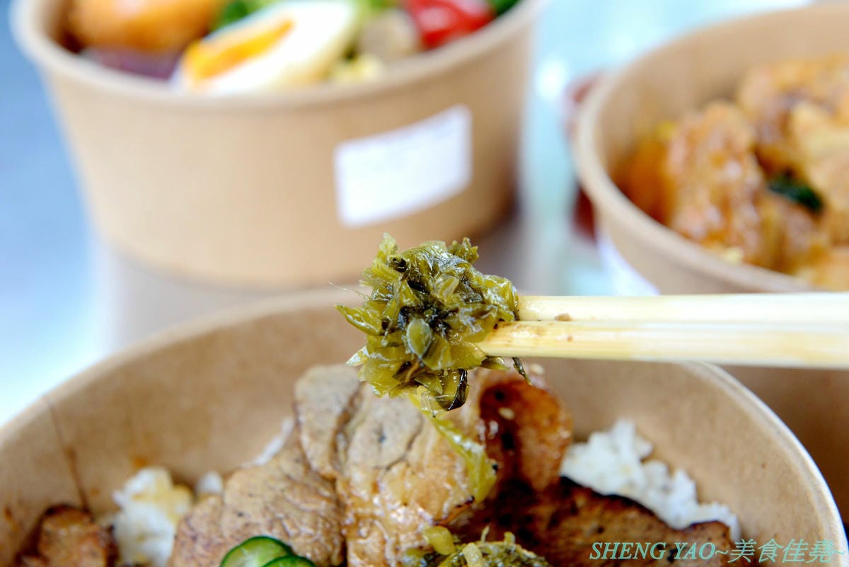 [台中龍井]豆子燒肉便當事務所 – 豆子洋食商行的新品牌手作便當專賣店,便當菜色豐富,主菜都蠻不錯吃,份量有飽足感,白色貨櫃屋外觀加小草皮很適合拍照打卡。