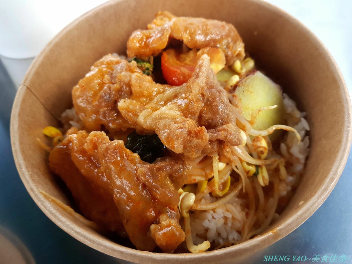 [台中龍井]豆子燒肉便當事務所 – 豆子洋食商行的新品牌手作便當專賣店,便當菜色豐富,主菜都蠻不錯吃,份量有飽足感,白色貨櫃屋外觀加小草皮很適合拍照打卡。