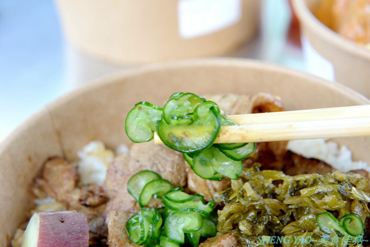 [台中龍井]豆子燒肉便當事務所 – 豆子洋食商行的新品牌手作便當專賣店,便當菜色豐富,主菜都蠻不錯吃,份量有飽足感,白色貨櫃屋外觀加小草皮很適合拍照打卡。