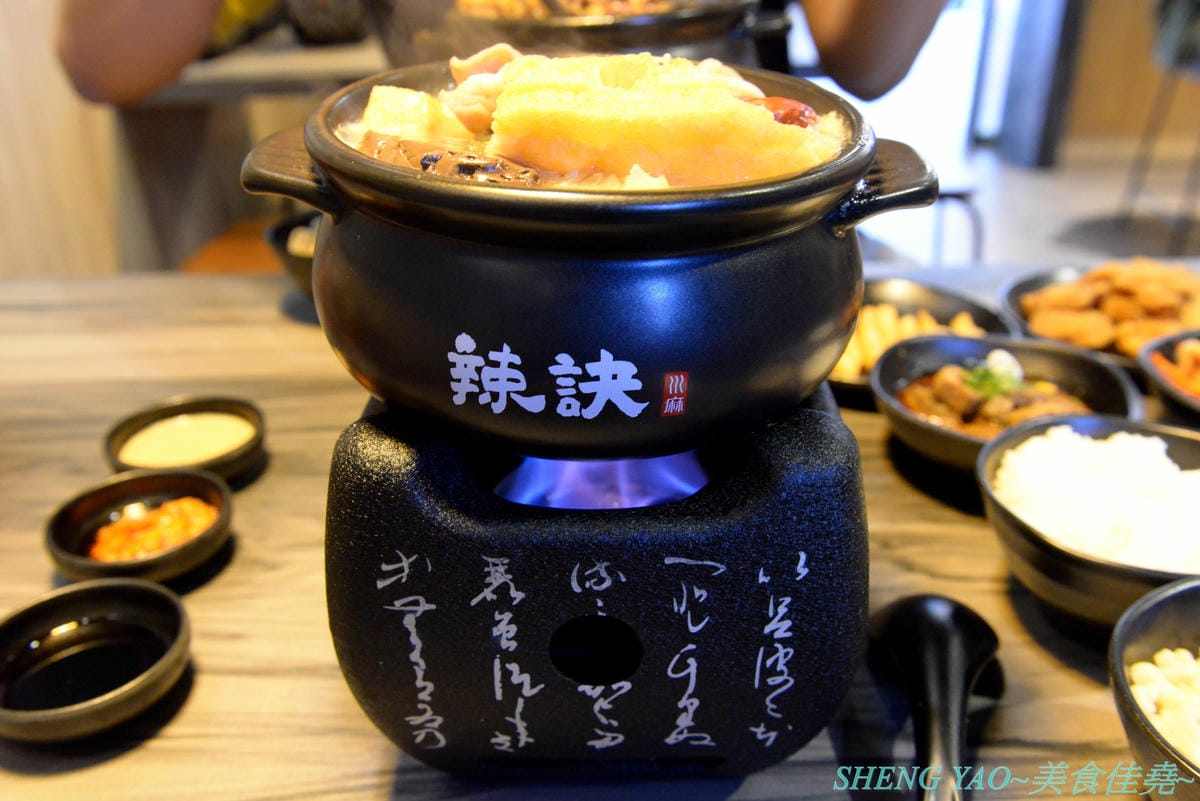 [台中西屯]辣訣 秘藏鍋物 – 中科商圈新品牌個人鍋物餐廳,三種湯頭搭配五種肉品組合,湯頭好喝,配料豐富,內用還有香米飯和功夫麵無限供應吃爽爽,200元不到就能吃超飽,店內竟然還暗藏有武林秘