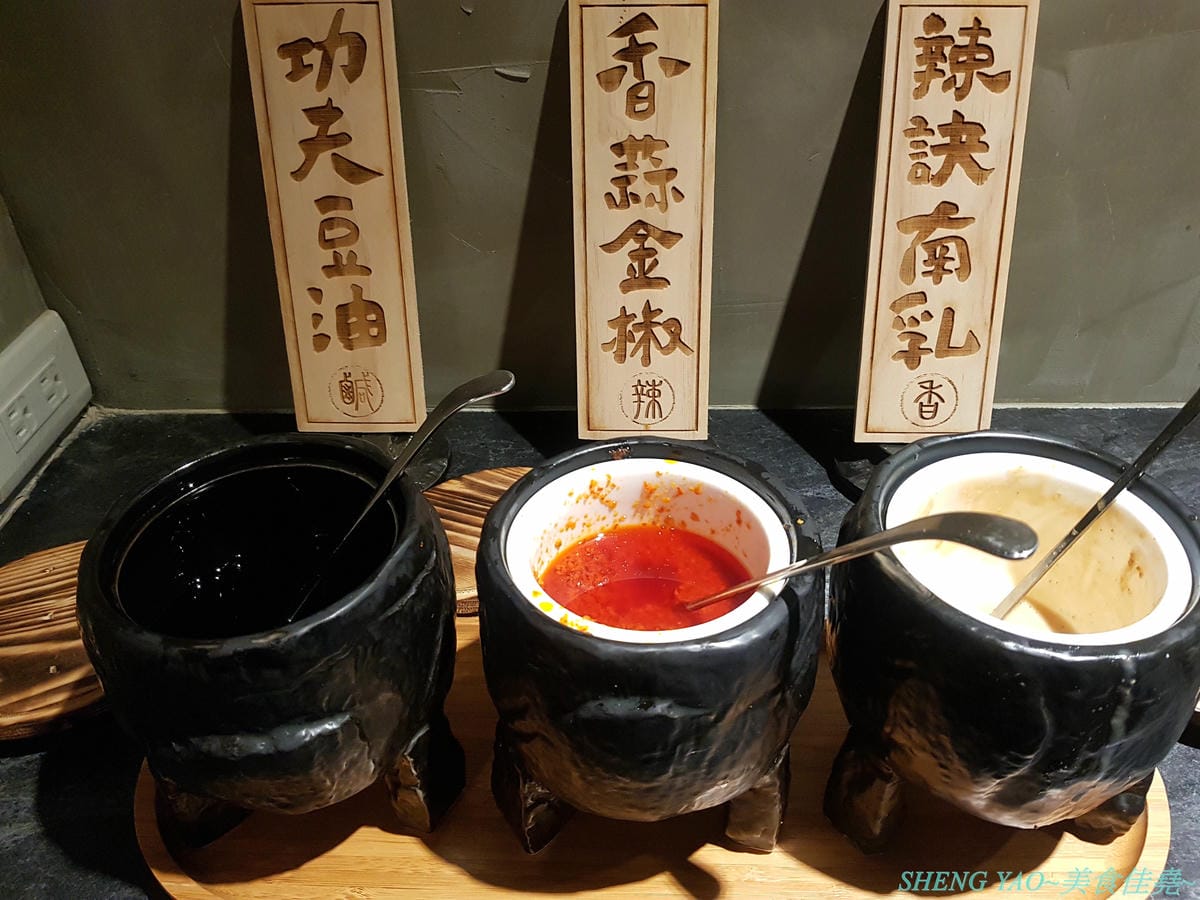 [台中西屯]辣訣 秘藏鍋物 – 中科商圈新品牌個人鍋物餐廳,三種湯頭搭配五種肉品組合,湯頭好喝,配料豐富,內用還有香米飯和功夫麵無限供應吃爽爽,200元不到就能吃超飽,店內竟然還暗藏有武林秘
