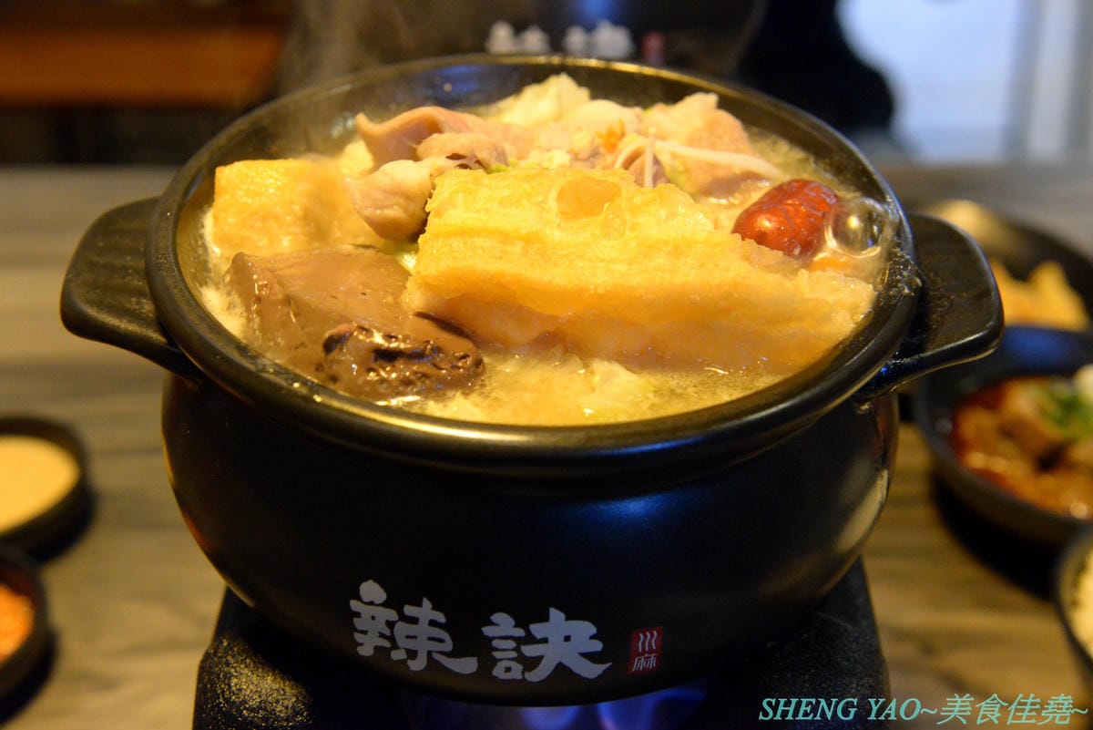 [台中西屯]辣訣 秘藏鍋物 – 中科商圈新品牌個人鍋物餐廳,三種湯頭搭配五種肉品組合,湯頭好喝,配料豐富,內用還有香米飯和功夫麵無限供應吃爽爽,200元不到就能吃超飽,店內竟然還暗藏有武林秘
