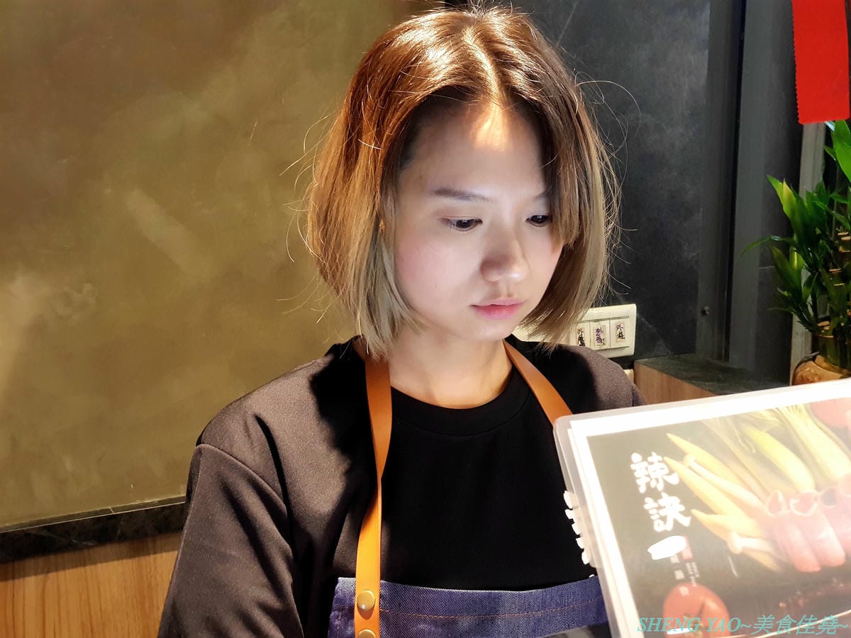 [台中西屯]辣訣 秘藏鍋物 – 中科商圈新品牌個人鍋物餐廳,三種湯頭搭配五種肉品組合,湯頭好喝,配料豐富,內用還有香米飯和功夫麵無限供應吃爽爽,200元不到就能吃超飽,店內竟然還暗藏有武林秘