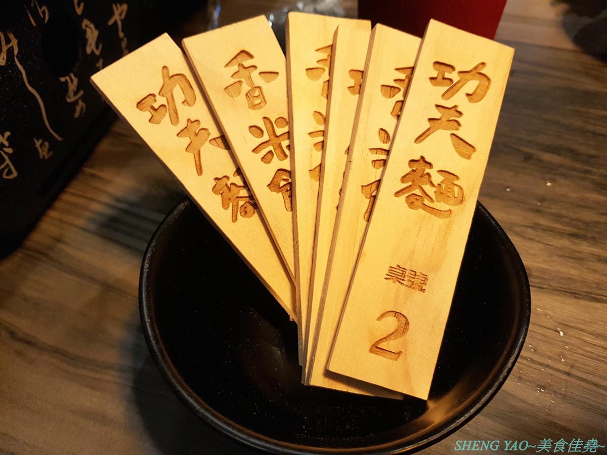 [台中西屯]辣訣 秘藏鍋物 – 中科商圈新品牌個人鍋物餐廳,三種湯頭搭配五種肉品組合,湯頭好喝,配料豐富,內用還有香米飯和功夫麵無限供應吃爽爽,200元不到就能吃超飽,店內竟然還暗藏有武林秘