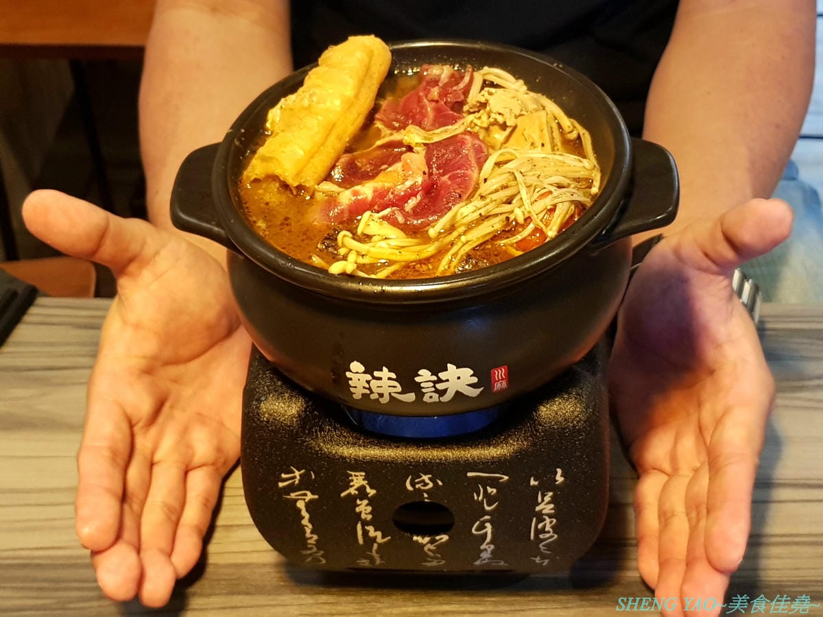 [台中西屯]辣訣 秘藏鍋物 – 中科商圈新品牌個人鍋物餐廳,三種湯頭搭配五種肉品組合,湯頭好喝,配料豐富,內用還有香米飯和功夫麵無限供應吃爽爽,200元不到就能吃超飽,店內竟然還暗藏有武林秘