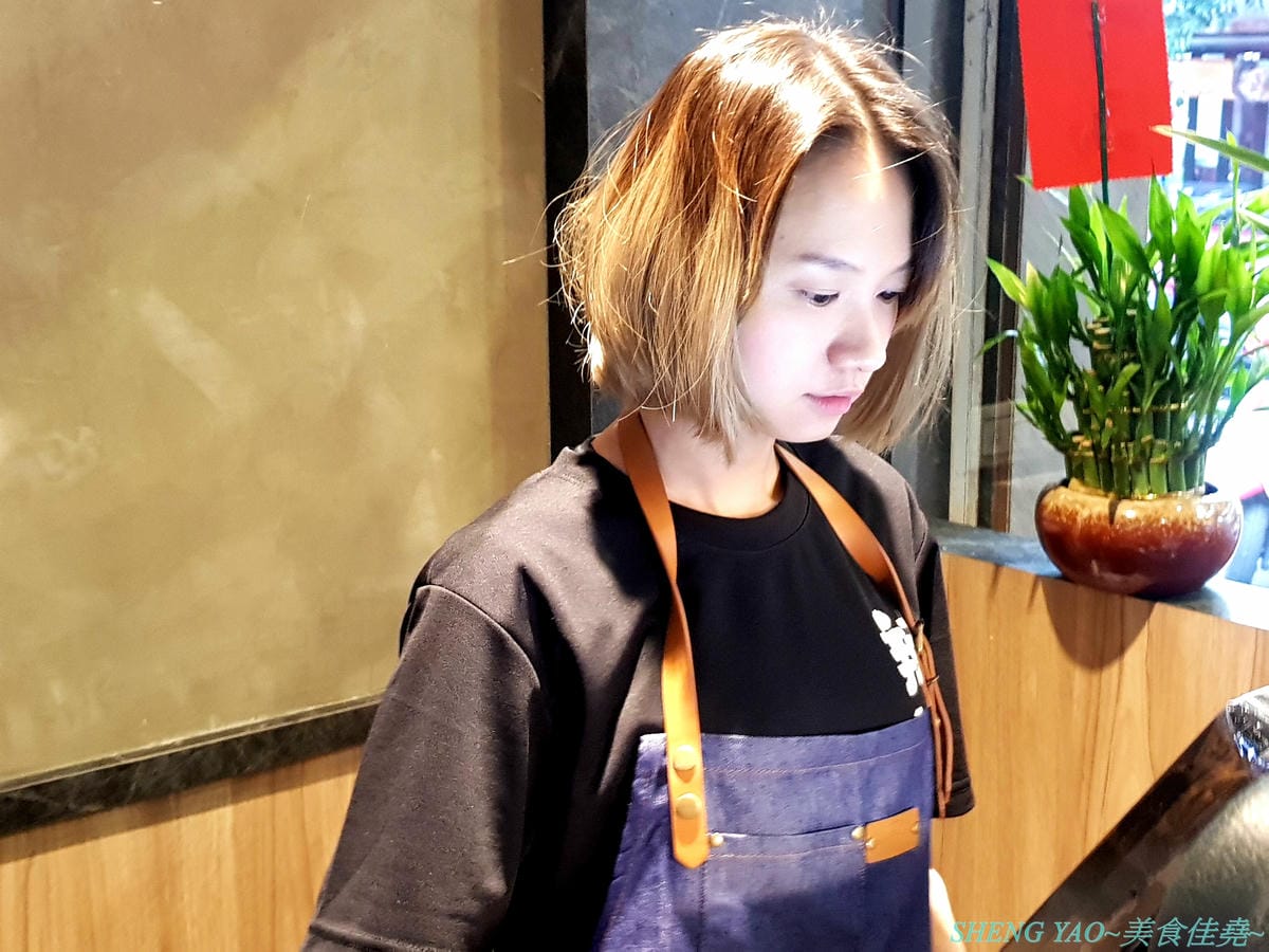 [台中西屯]辣訣 秘藏鍋物 – 中科商圈新品牌個人鍋物餐廳,三種湯頭搭配五種肉品組合,湯頭好喝,配料豐富,內用還有香米飯和功夫麵無限供應吃爽爽,200元不到就能吃超飽,店內竟然還暗藏有武林秘
