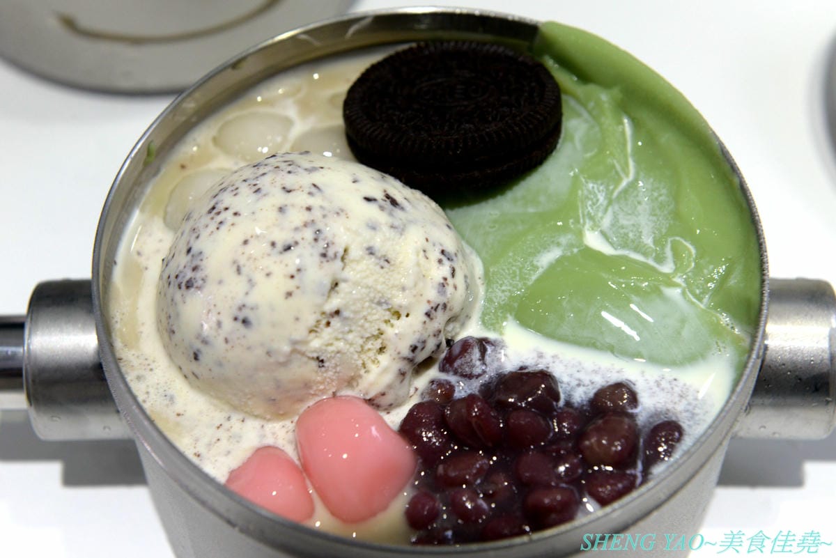 [台中沙鹿]打鐵豆花 沙鹿店 – 台中海線第一家”打鐵豆花”,微笑機器人鐵盒容器好可愛,湯底配料自由選擇豐富多樣化,店內裝潢夢幻漂亮,沙鹿IG拍照打卡又一新地標。