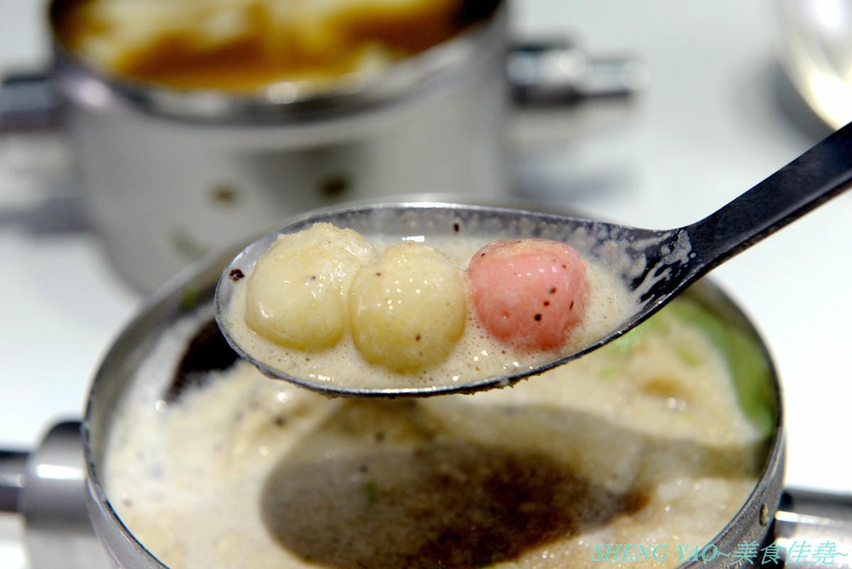 [台中沙鹿]打鐵豆花 沙鹿店 – 台中海線第一家”打鐵豆花”,微笑機器人鐵盒容器好可愛,湯底配料自由選擇豐富多樣化,店內裝潢夢幻漂亮,沙鹿IG拍照打卡又一新地標。