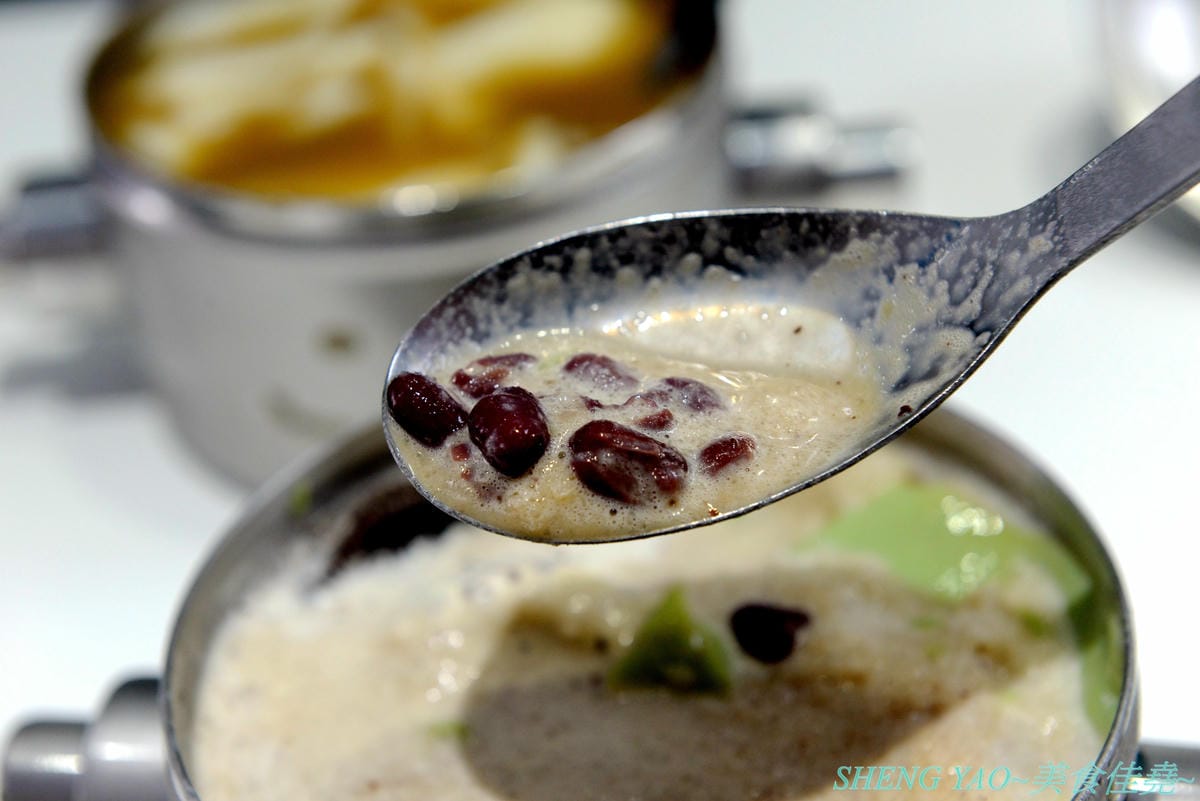 [台中沙鹿]打鐵豆花 沙鹿店 – 台中海線第一家”打鐵豆花”,微笑機器人鐵盒容器好可愛,湯底配料自由選擇豐富多樣化,店內裝潢夢幻漂亮,沙鹿IG拍照打卡又一新地標。