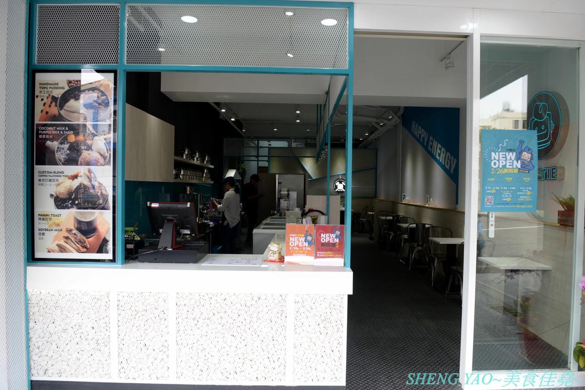 [台中沙鹿]打鐵豆花 沙鹿店 – 台中海線第一家”打鐵豆花”,微笑機器人鐵盒容器好可愛,湯底配料自由選擇豐富多樣化,店內裝潢夢幻漂亮,沙鹿IG拍照打卡又一新地標。