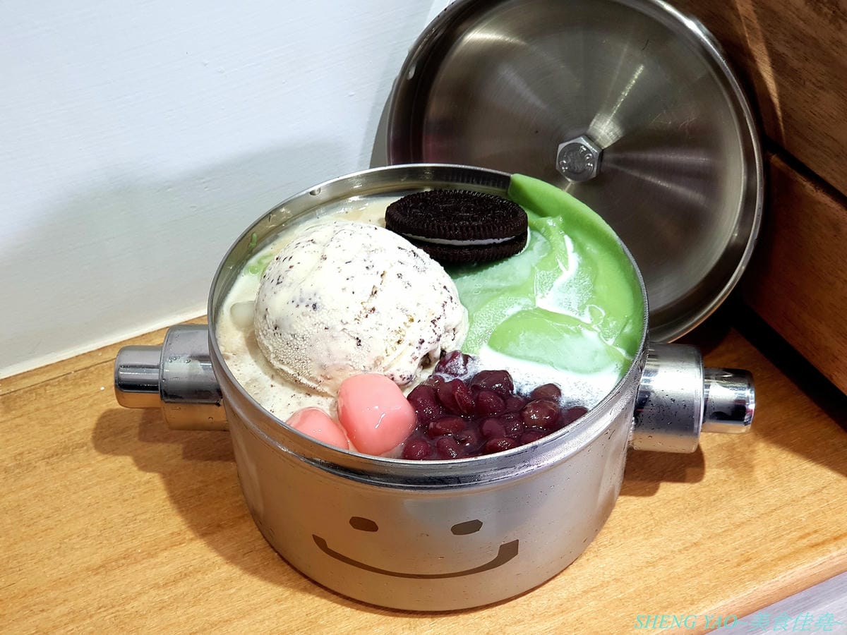 [台中沙鹿]打鐵豆花 沙鹿店 – 台中海線第一家”打鐵豆花”,微笑機器人鐵盒容器好可愛,湯底配料自由選擇豐富多樣化,店內裝潢夢幻漂亮,沙鹿IG拍照打卡又一新地標。
