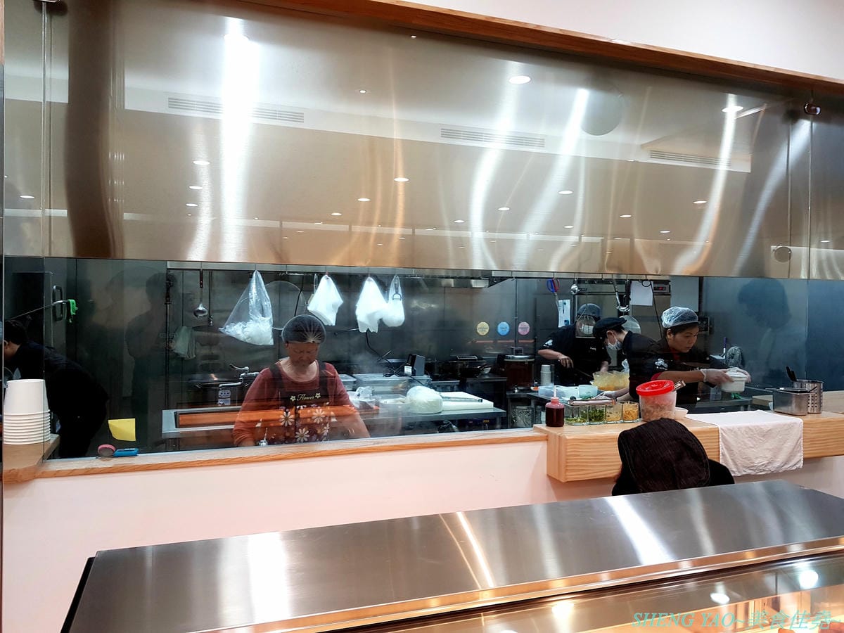 [台中西屯]良麵對覺 – 中科商圈特色涼麵店,源自苗栗苑裡三十年歷史四川涼麵,全程科技化製麵,SGS認證,涼麵口味特殊,熱麵也好吃,裝潢大氣,用餐空間寬敞舒適。(已歇業)