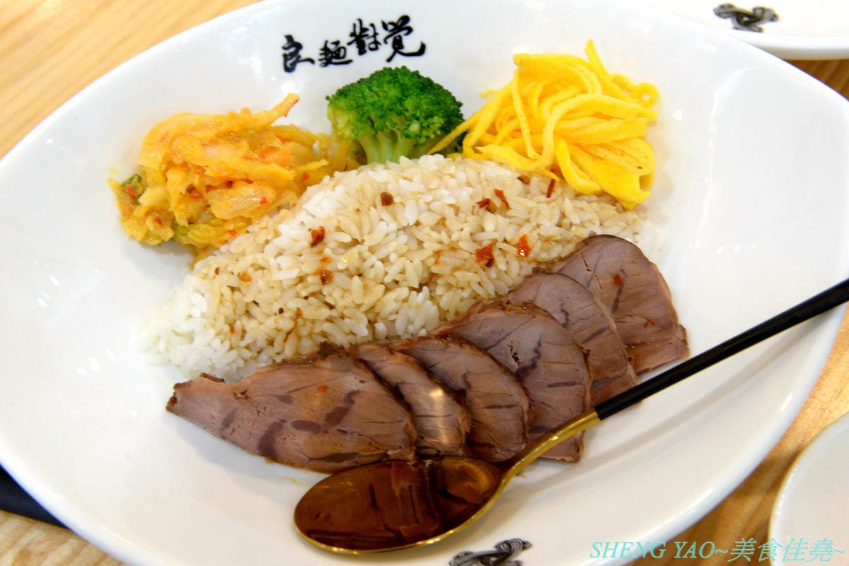 [台中西屯]良麵對覺 – 中科商圈特色涼麵店,源自苗栗苑裡三十年歷史四川涼麵,全程科技化製麵,SGS認證,涼麵口味特殊,熱麵也好吃,裝潢大氣,用餐空間寬敞舒適。(已歇業)