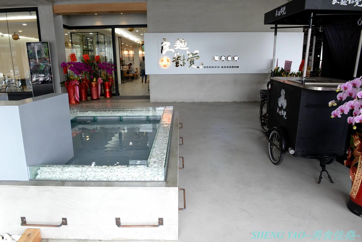 [台中西屯]良麵對覺 – 中科商圈特色涼麵店,源自苗栗苑裡三十年歷史四川涼麵,全程科技化製麵,SGS認證,涼麵口味特殊,熱麵也好吃,裝潢大氣,用餐空間寬敞舒適。(已歇業)