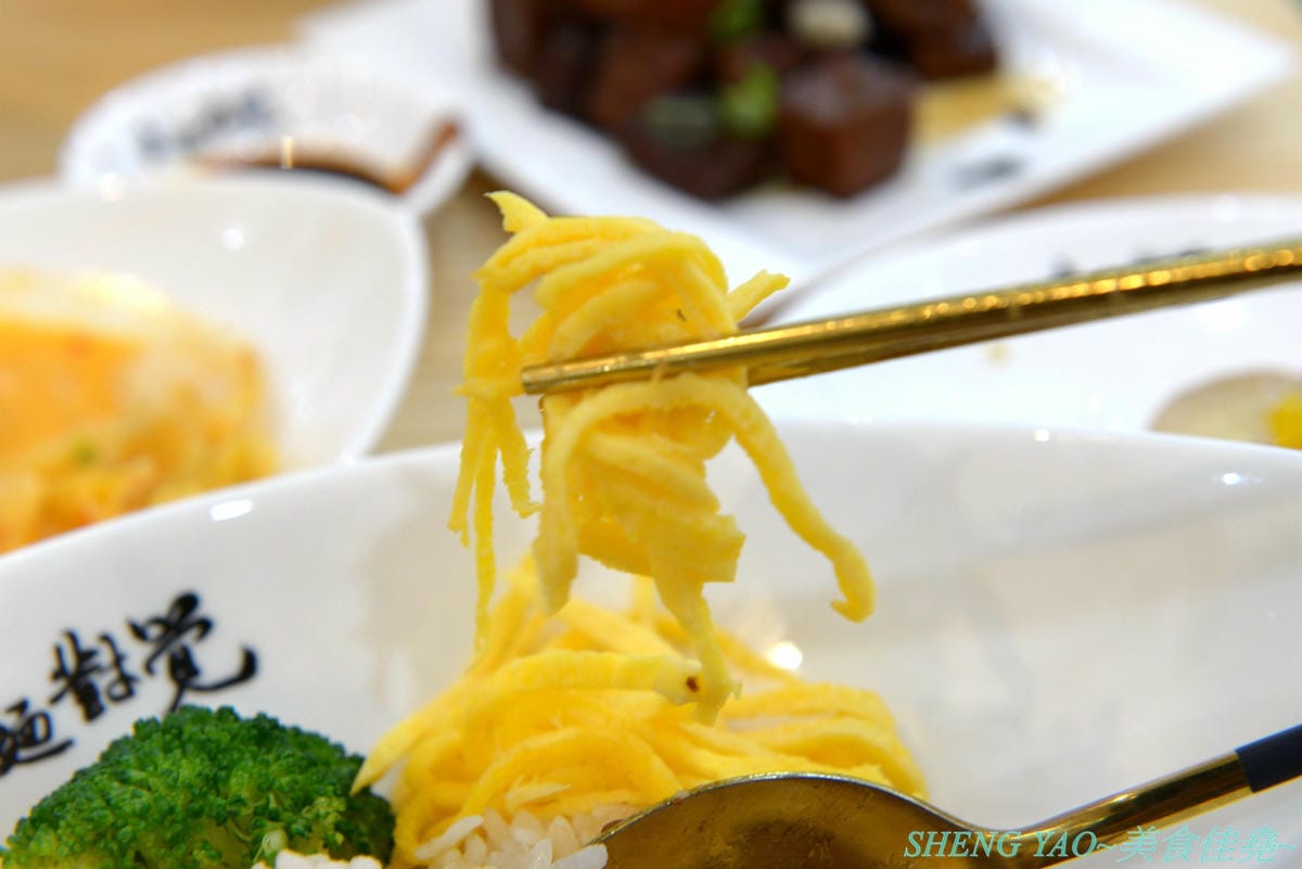 [台中西屯]良麵對覺 – 中科商圈特色涼麵店,源自苗栗苑裡三十年歷史四川涼麵,全程科技化製麵,SGS認證,涼麵口味特殊,熱麵也好吃,裝潢大氣,用餐空間寬敞舒適。(已歇業)