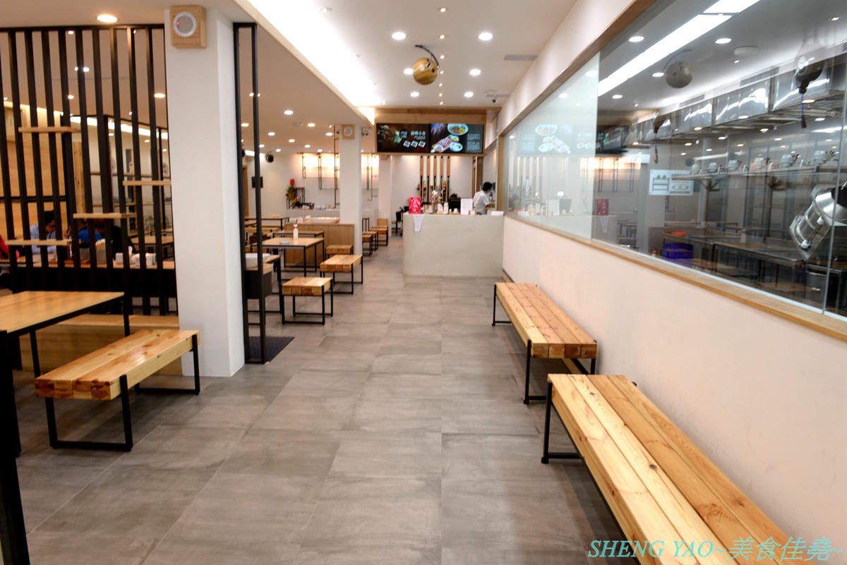 [台中西屯]良麵對覺 – 中科商圈特色涼麵店,源自苗栗苑裡三十年歷史四川涼麵,全程科技化製麵,SGS認證,涼麵口味特殊,熱麵也好吃,裝潢大氣,用餐空間寬敞舒適。(已歇業)
