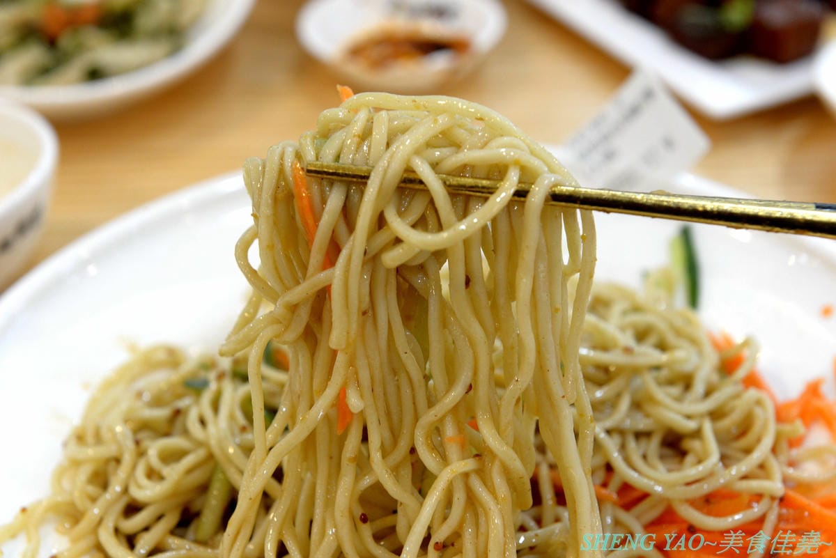 [台中西屯]良麵對覺 – 中科商圈特色涼麵店,源自苗栗苑裡三十年歷史四川涼麵,全程科技化製麵,SGS認證,涼麵口味特殊,熱麵也好吃,裝潢大氣,用餐空間寬敞舒適。(已歇業)