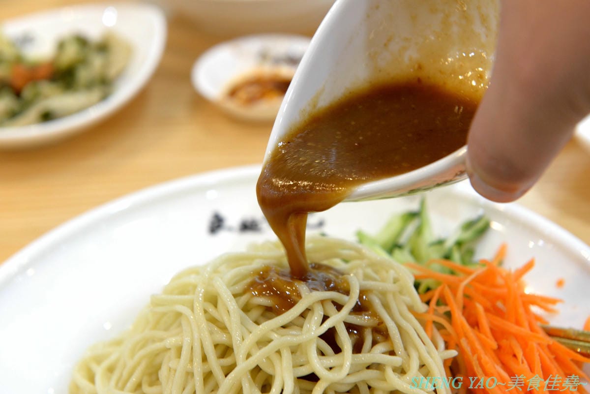 [台中西屯]良麵對覺 – 中科商圈特色涼麵店,源自苗栗苑裡三十年歷史四川涼麵,全程科技化製麵,SGS認證,涼麵口味特殊,熱麵也好吃,裝潢大氣,用餐空間寬敞舒適。(已歇業)