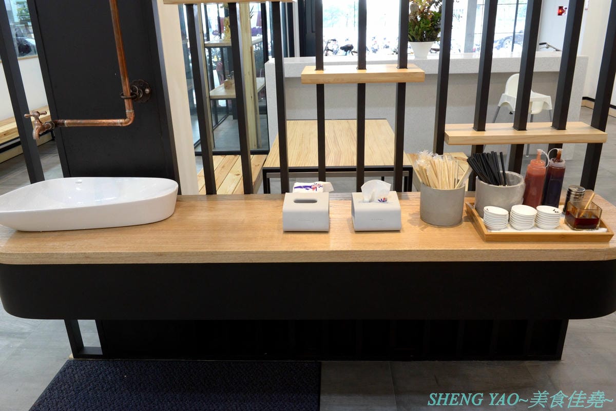 [台中西屯]良麵對覺 – 中科商圈特色涼麵店,源自苗栗苑裡三十年歷史四川涼麵,全程科技化製麵,SGS認證,涼麵口味特殊,熱麵也好吃,裝潢大氣,用餐空間寬敞舒適。(已歇業)