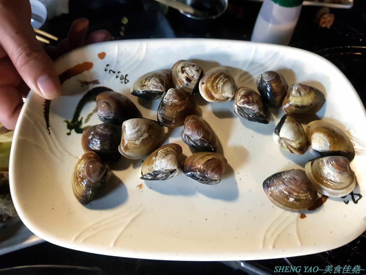 [台中龍井]那兩蚵 泰國流水蝦吃到飽 – 全台首家可以看夜景的流水泰國蝦吃到飽燒烤餐廳,人體工學設計LED變色水道,新鮮活跳跳泰國蝦挾好挾滿,除了泰國蝦還有多樣生猛海鮮食材無限供應,大推