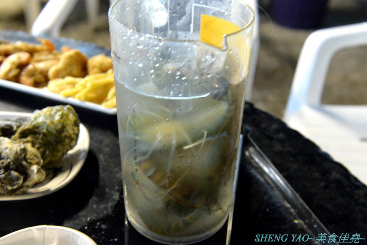 [台中龍井]那兩蚵 泰國流水蝦吃到飽 – 全台首家可以看夜景的流水泰國蝦吃到飽燒烤餐廳,人體工學設計LED變色水道,新鮮活跳跳泰國蝦挾好挾滿,除了泰國蝦還有多樣生猛海鮮食材無限供應,大推