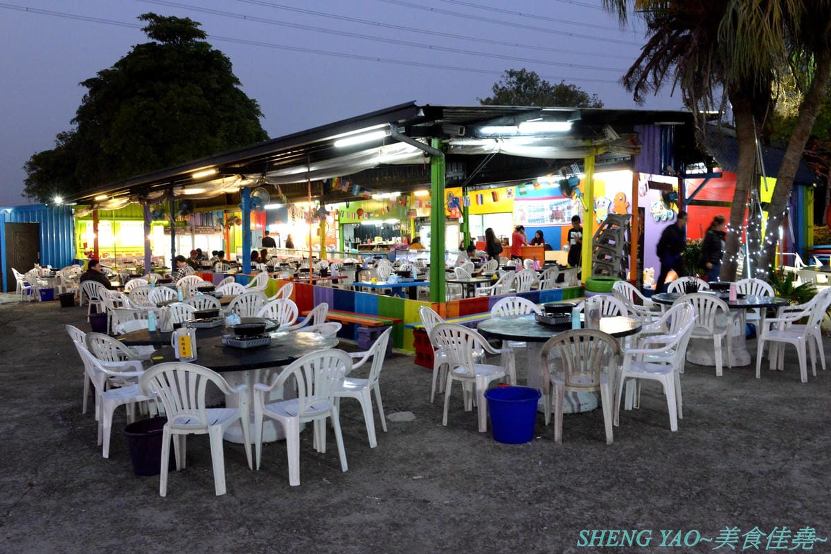 [台中龍井]那兩蚵 泰國流水蝦吃到飽 – 全台首家可以看夜景的流水泰國蝦吃到飽燒烤餐廳,人體工學設計LED變色水道,新鮮活跳跳泰國蝦挾好挾滿,除了泰國蝦還有多樣生猛海鮮食材無限供應,大推