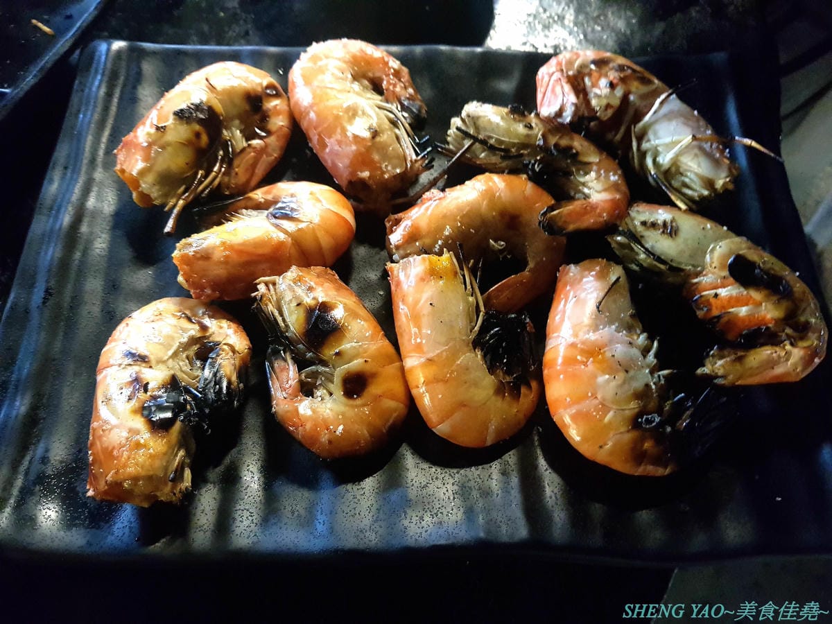 [台中龍井]那兩蚵 泰國流水蝦吃到飽 – 全台首家可以看夜景的流水泰國蝦吃到飽燒烤餐廳,人體工學設計LED變色水道,新鮮活跳跳泰國蝦挾好挾滿,除了泰國蝦還有多樣生猛海鮮食材無限供應,大推