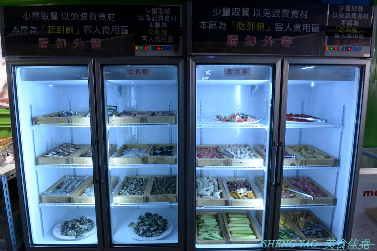[台中龍井]那兩蚵 泰國流水蝦吃到飽 – 全台首家可以看夜景的流水泰國蝦吃到飽燒烤餐廳,人體工學設計LED變色水道,新鮮活跳跳泰國蝦挾好挾滿,除了泰國蝦還有多樣生猛海鮮食材無限供應,大推
