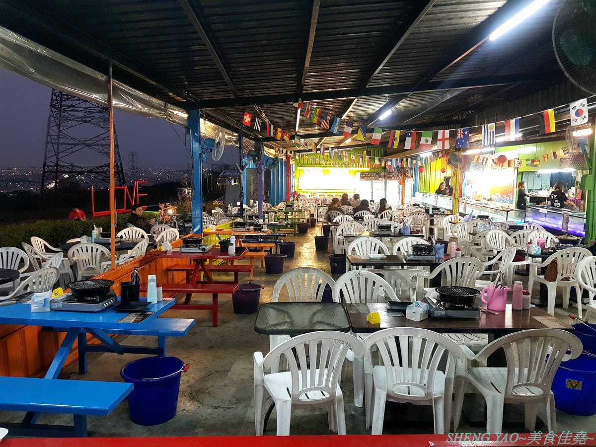 [台中龍井]那兩蚵 泰國流水蝦吃到飽 – 全台首家可以看夜景的流水泰國蝦吃到飽燒烤餐廳,人體工學設計LED變色水道,新鮮活跳跳泰國蝦挾好挾滿,除了泰國蝦還有多樣生猛海鮮食材無限供應,大推