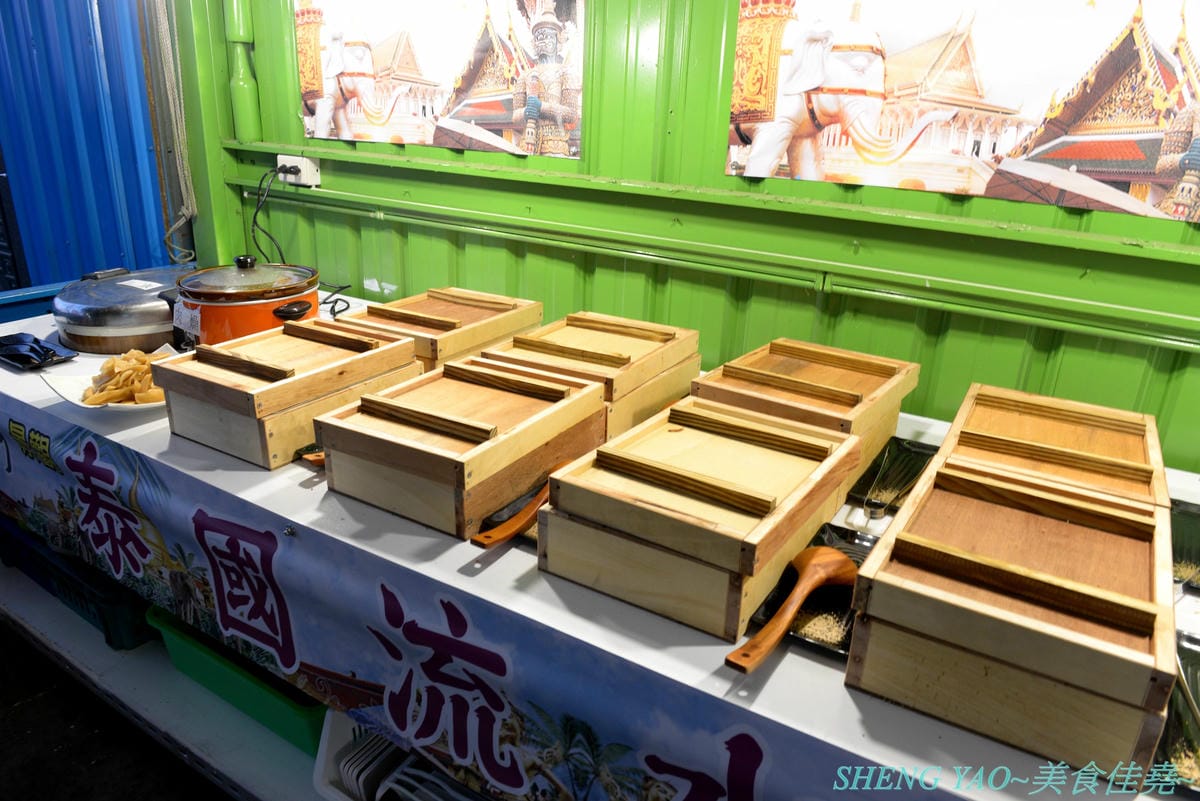 [台中龍井]那兩蚵 泰國流水蝦吃到飽 – 全台首家可以看夜景的流水泰國蝦吃到飽燒烤餐廳,人體工學設計LED變色水道,新鮮活跳跳泰國蝦挾好挾滿,除了泰國蝦還有多樣生猛海鮮食材無限供應,大推