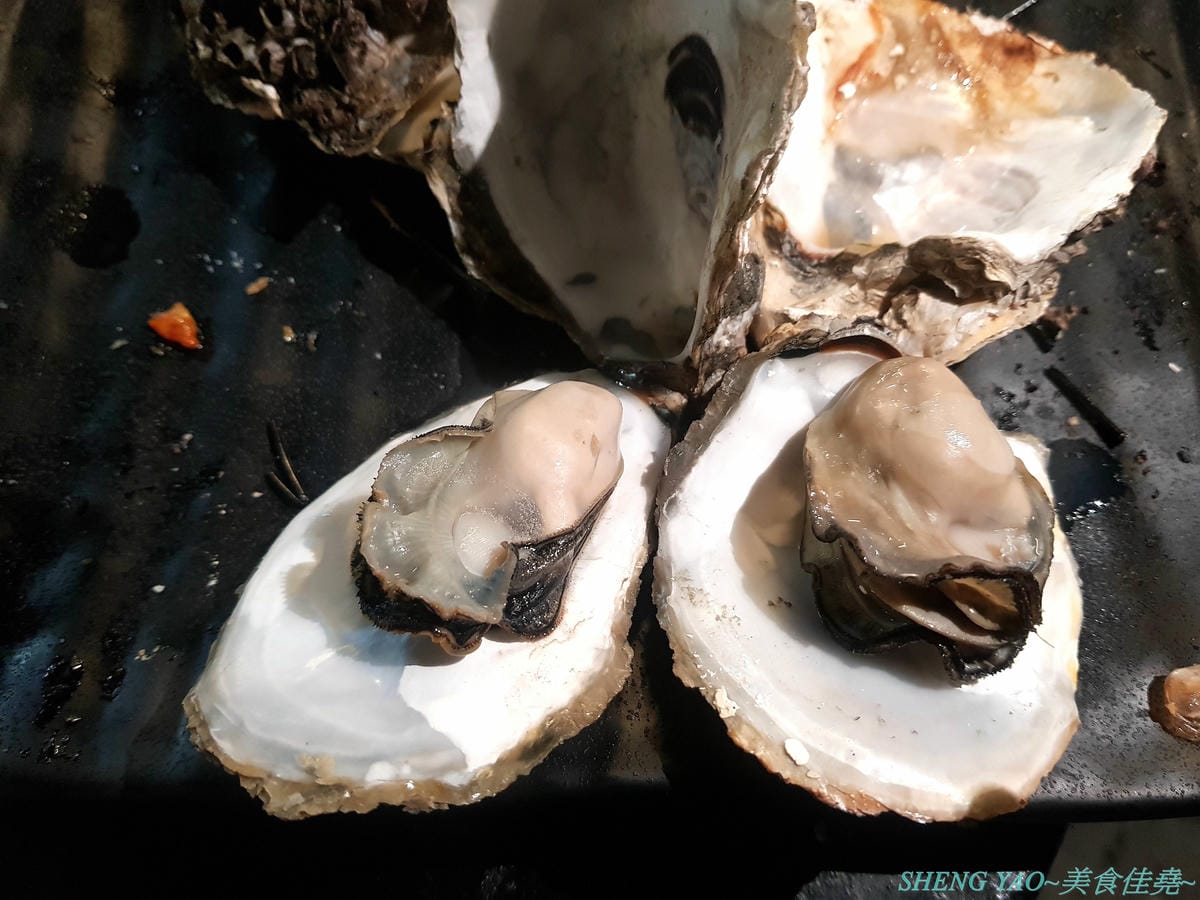 [台中龍井]那兩蚵 泰國流水蝦吃到飽 – 全台首家可以看夜景的流水泰國蝦吃到飽燒烤餐廳,人體工學設計LED變色水道,新鮮活跳跳泰國蝦挾好挾滿,除了泰國蝦還有多樣生猛海鮮食材無限供應,大推