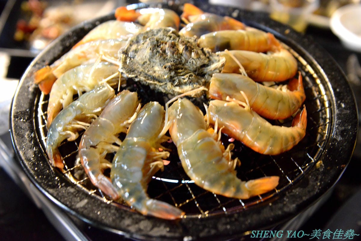 [台中龍井]那兩蚵 泰國流水蝦吃到飽 – 全台首家可以看夜景的流水泰國蝦吃到飽燒烤餐廳,人體工學設計LED變色水道,新鮮活跳跳泰國蝦挾好挾滿,除了泰國蝦還有多樣生猛海鮮食材無限供應,大推