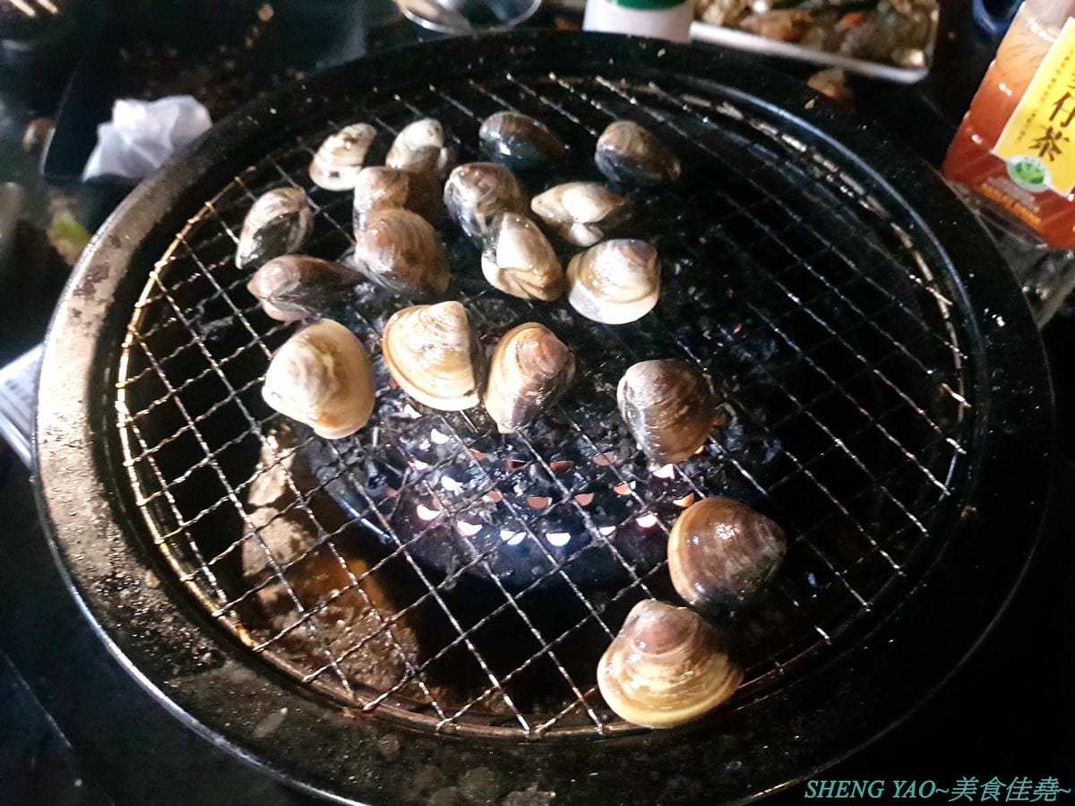 [台中龍井]那兩蚵 泰國流水蝦吃到飽 – 全台首家可以看夜景的流水泰國蝦吃到飽燒烤餐廳,人體工學設計LED變色水道,新鮮活跳跳泰國蝦挾好挾滿,除了泰國蝦還有多樣生猛海鮮食材無限供應,大推