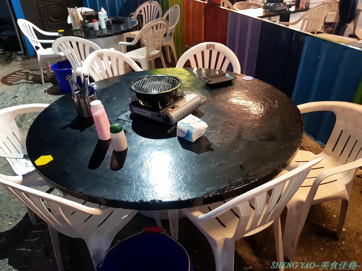 [台中龍井]那兩蚵 泰國流水蝦吃到飽 – 全台首家可以看夜景的流水泰國蝦吃到飽燒烤餐廳,人體工學設計LED變色水道,新鮮活跳跳泰國蝦挾好挾滿,除了泰國蝦還有多樣生猛海鮮食材無限供應,大推