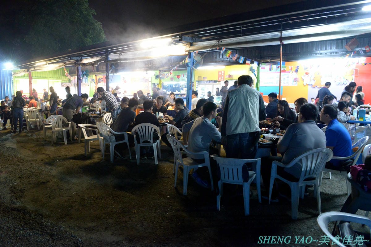 [台中龍井]那兩蚵 泰國流水蝦吃到飽 – 全台首家可以看夜景的流水泰國蝦吃到飽燒烤餐廳,人體工學設計LED變色水道,新鮮活跳跳泰國蝦挾好挾滿,除了泰國蝦還有多樣生猛海鮮食材無限供應,大推